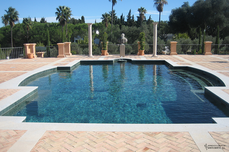 La elegancia del mármol en las piscinas